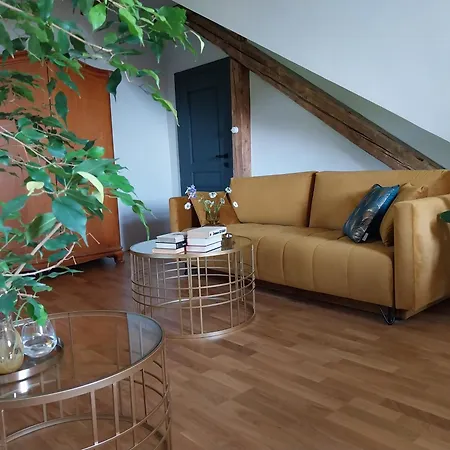 Júlia Apartman *