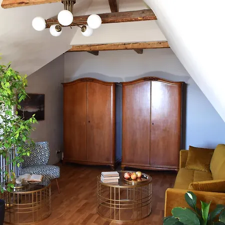 Júlia Apartman *
